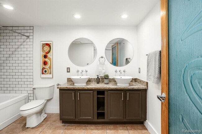 Building Photo - 2843 E Grand Blvd