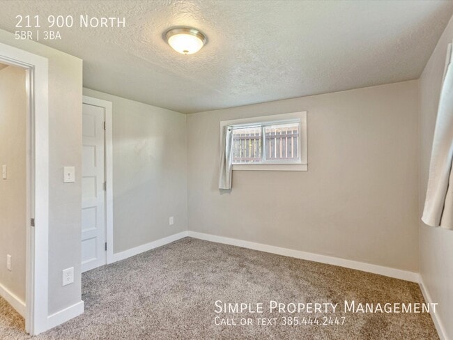 Building Photo - 211 900 N