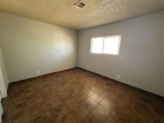 Building Photo - **TWO WEEKS FREE RENT!! ACCEPTS SECTION 8!!** Spacious second floor apartment with large living r...