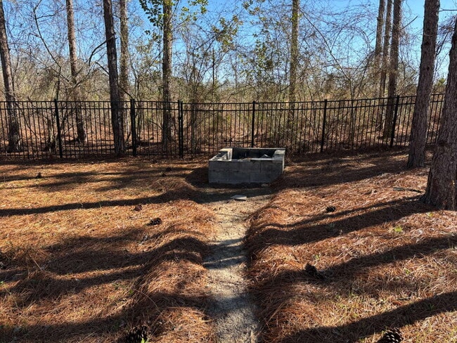 Building Photo - 472 Jester St