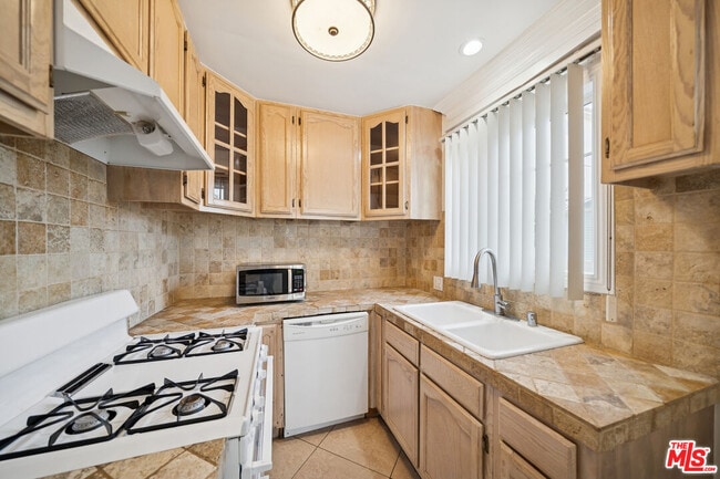 Building Photo - 710 Westmount Dr