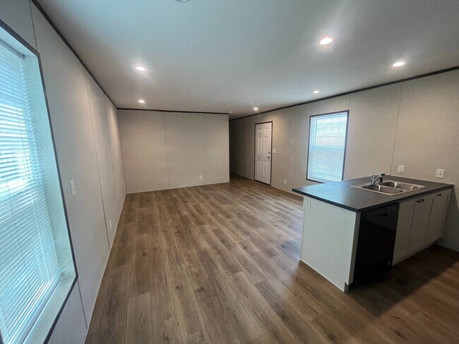 Building Photo - 1085 Spring Bay Rd