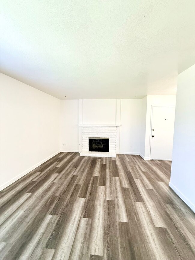 Building Photo - N604