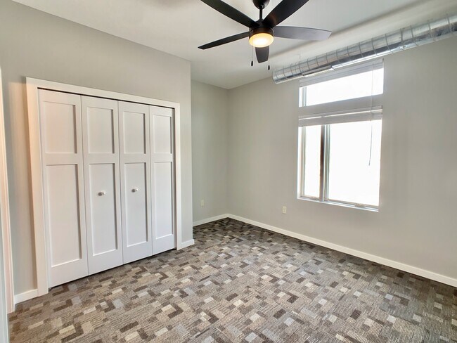 Building Photo - 207 E 4th St