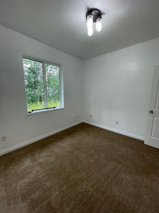 Building Photo - Beautiful 3 Bedroom Single Family Home With 2 Car Garage!