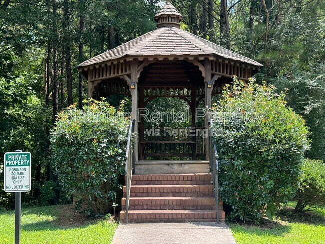Building Photo - 4885 Robinson Square Dr