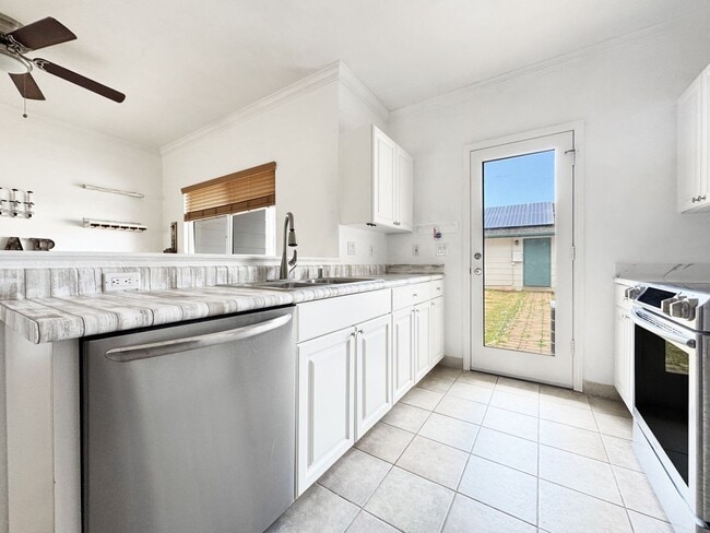 Building Photo - Pet Friendly Ewa Beach Townhouse with Cent...