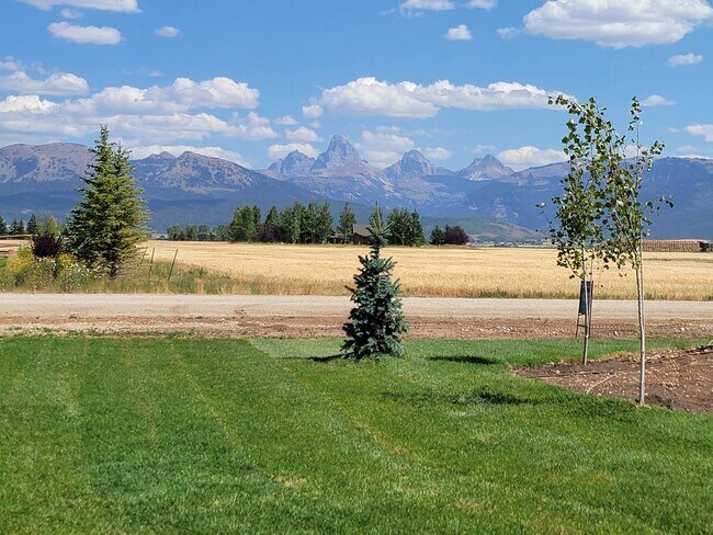 Building Photo - Spacious & Elegant 3-Bedroom Home – Flexible lease term.