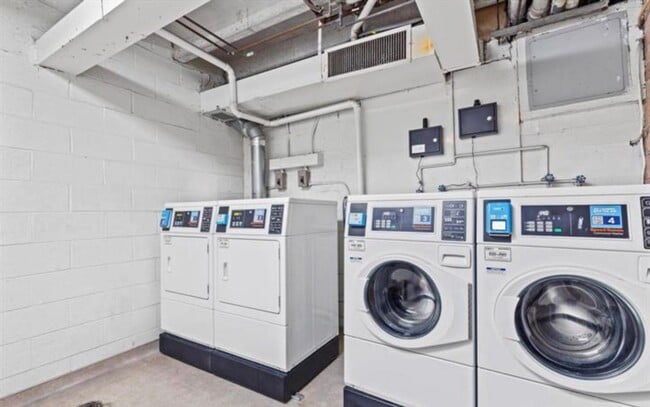 Building Photo - Bright And Luxurious 1 Bed 1 Bath Condo In Amenity-filled Woodlake Towers