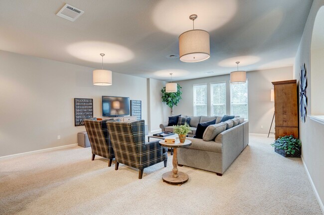 Building Photo - Beautiful 4 Bedroom, 3.5 Bathroom Home with Garage & Private Backyard