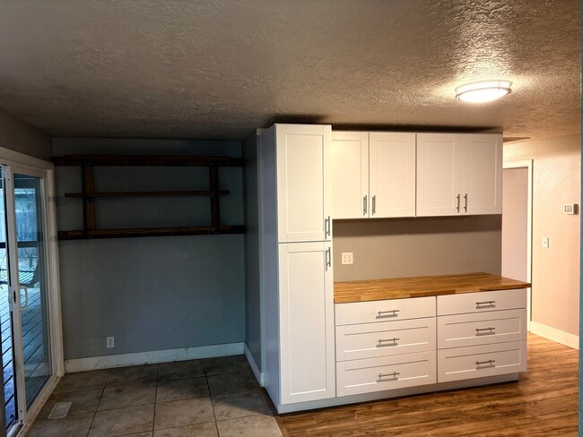 Building Photo - 1405 E Bergeson St