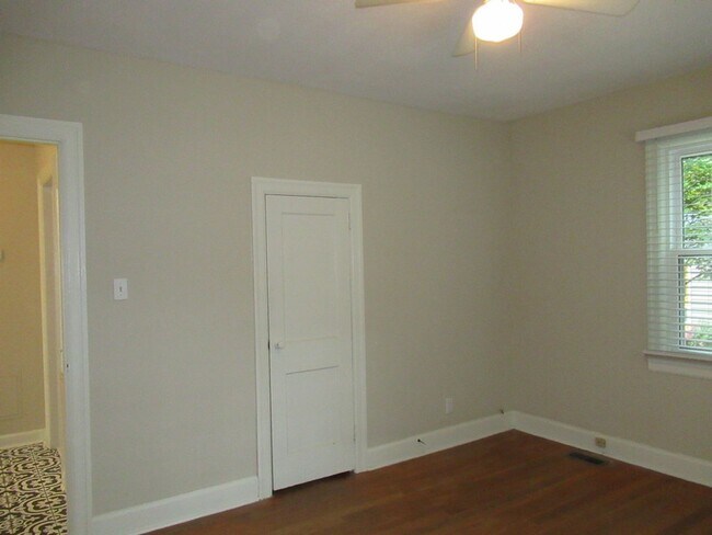 Building Photo - Lovely 2br bungalow with screened porch an...