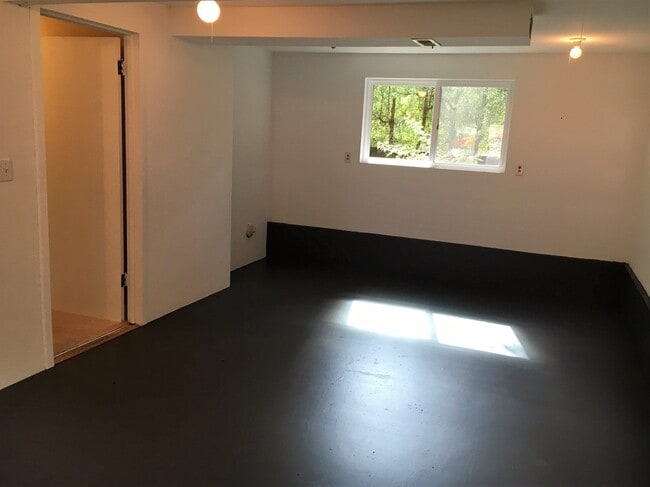 Building Photo - Beautiful 4 Bedroom Gem – Walk to Juanita Beach! Up to $1500 incentive!