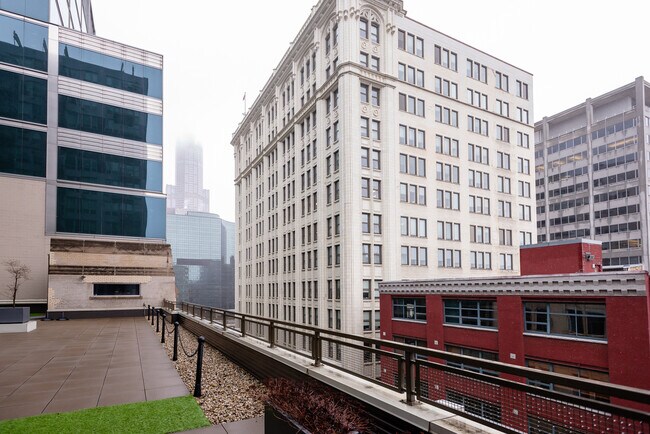 Building Photo - 565 W Quincy St