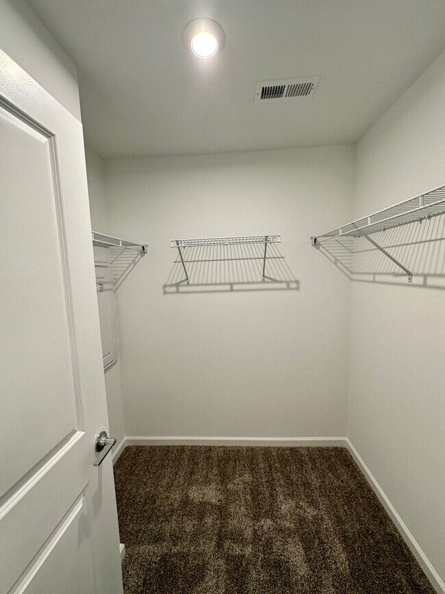 Building Photo - 2BR/3BA End Unit Townhome in Pringle Towns