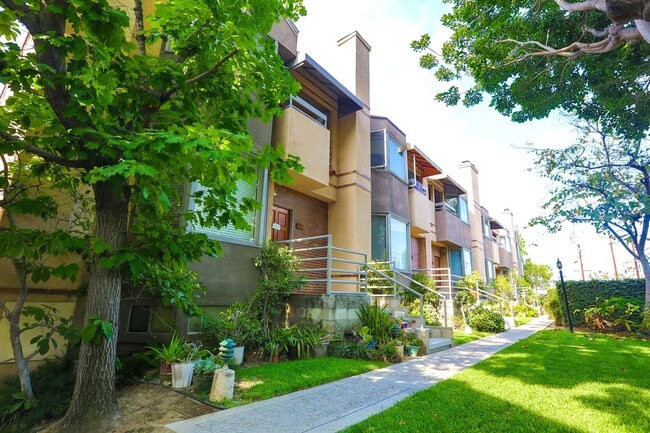 Building Photo - >>> THREE BEDROOM + THREE BATHS TOWNHOUSE ...