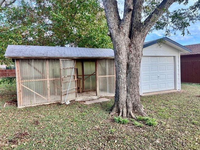 Building Photo - 307 W Gibson