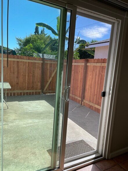 Building Photo - 915 N Holly St