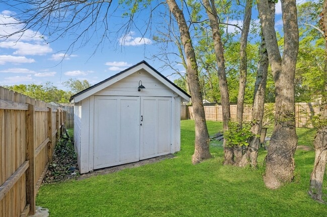 Building Photo - 902 Broadmoor Dr