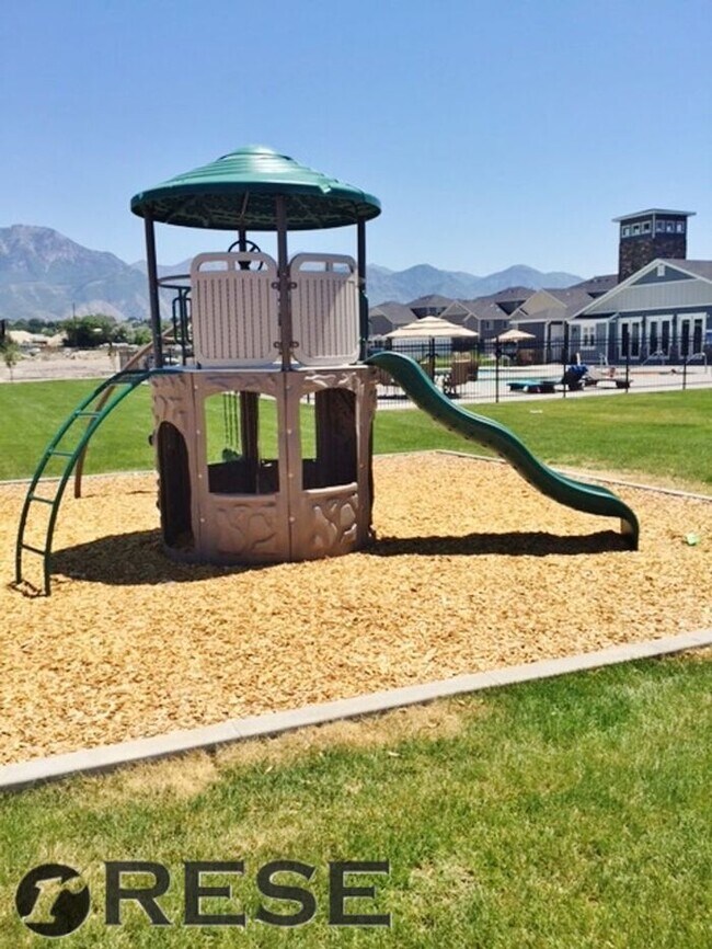 Building Photo - Beautiful 2 Story Townhome with Awesome Amenities + 2 car garage