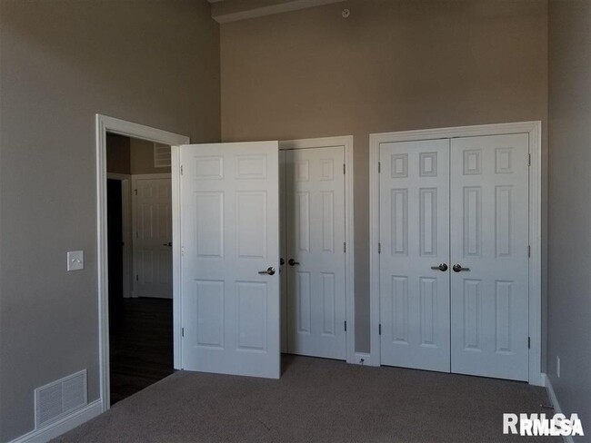 Building Photo - 1534 River Dr