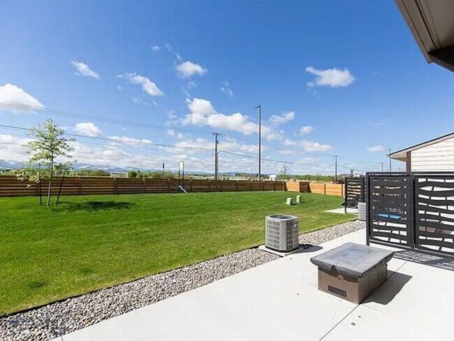 Building Photo - 3 Bd / 2.5 Bath Townhome Furnished or Unfurnished