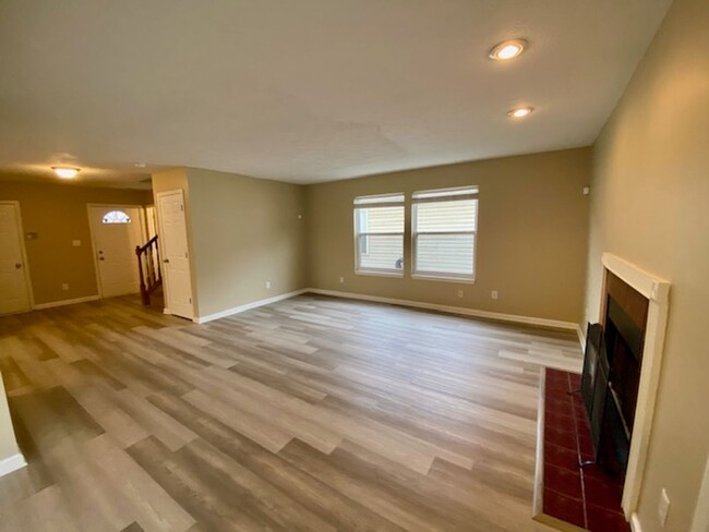 Building Photo - COMING SOON!! Stunning 4 Bedroom 2.5 Bathr...