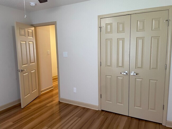 Building Photo - 1300