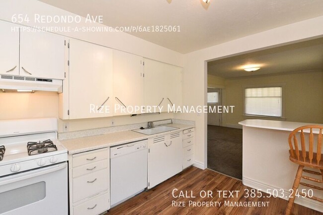 Building Photo - Talk about prime location! $200 Off Move i...