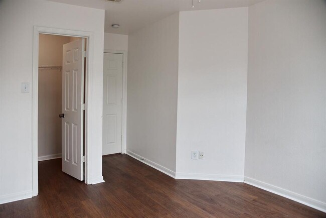 Building Photo - 16016 Summerville Lake Dr