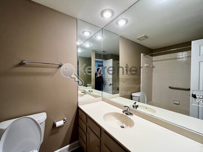 Building Photo - 3166 Waterfront Dr