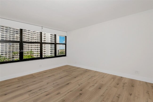 Building Photo - 2500 Parkview Dr