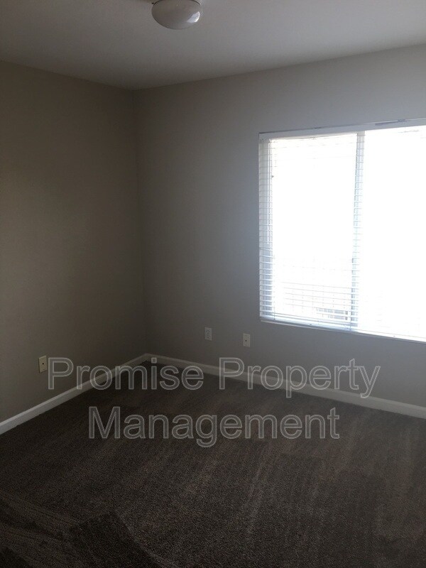 Building Photo - 565