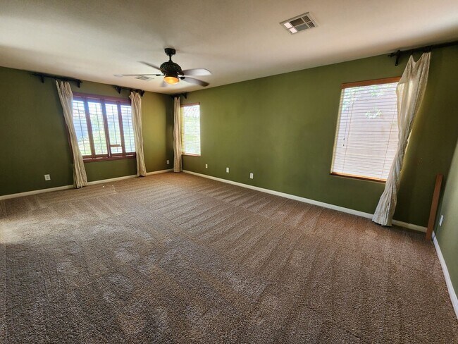 Building Photo - Stunning 4 Bed 3 Bath 2 Story Home with Loft
