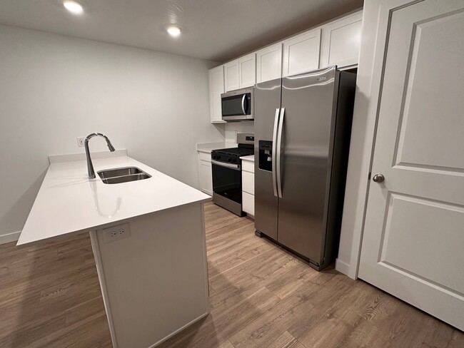 Building Photo - $300 OFF FIRST MONTHS RENT. Dog Friendly! ...