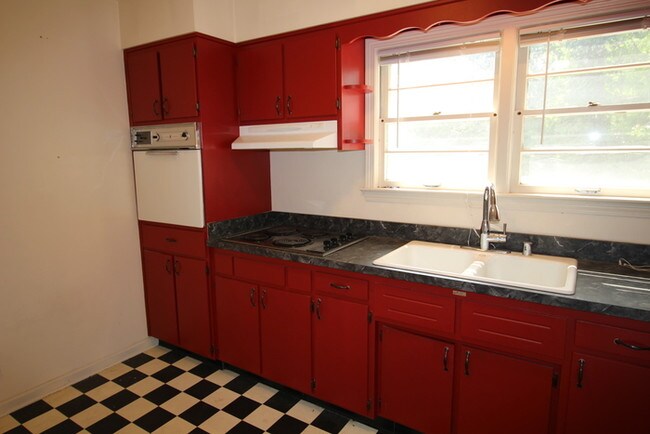 Building Photo - Two bedroom apartment in Clifton Heights