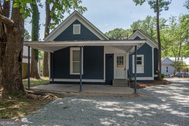 Building Photo - Will not last! Walk to the square in Newna...
