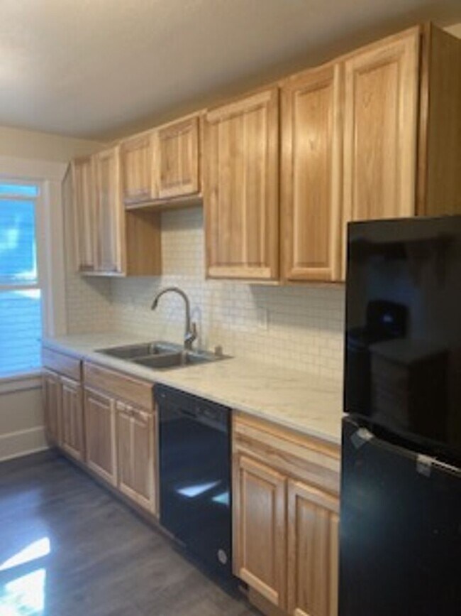 Building Photo - 717 N Forest St