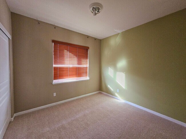 Building Photo - Modern Spacious Townhome in San Pablo