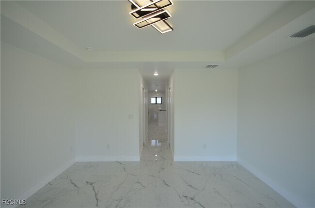 Building Photo - 1242 Hathor St E