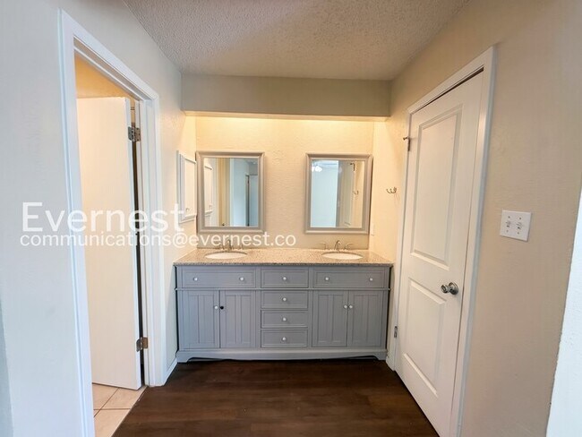 Building Photo - 3 Bed, 2 Bath Home with Fenced Yard & Garage / Pet-Friendly / Available Now!