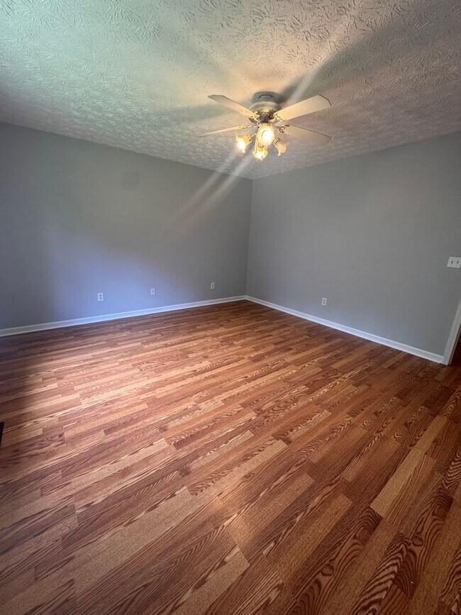 Building Photo - Beautiful 3BR Home for Rent in Toccoa, GA with Fenced Yard & 2-Car Garage