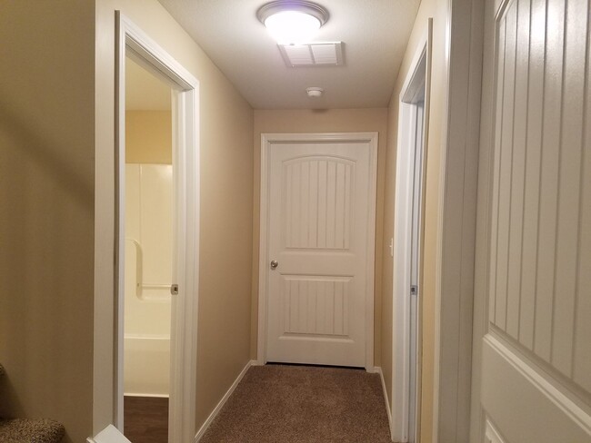 Building Photo - Large 4 Bedroom, 3 Bathroom!