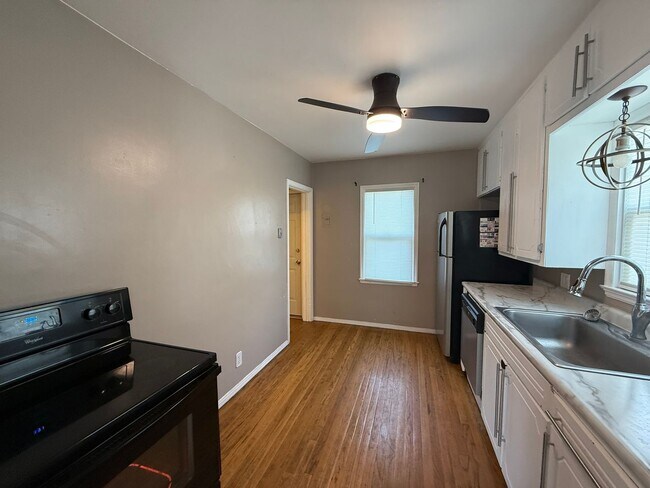 Building Photo - Three Bedroom, Two Bathroom Home! One car garage!