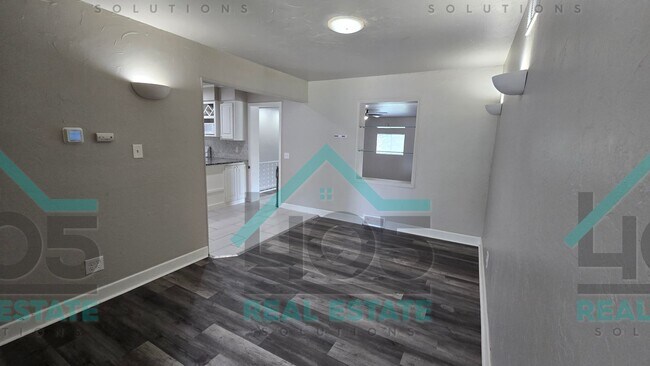 Building Photo - 3 Bedroom MWC w/Flex room!