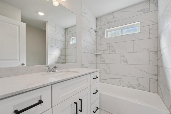 Building Photo - 112 Comet Pointe Dr