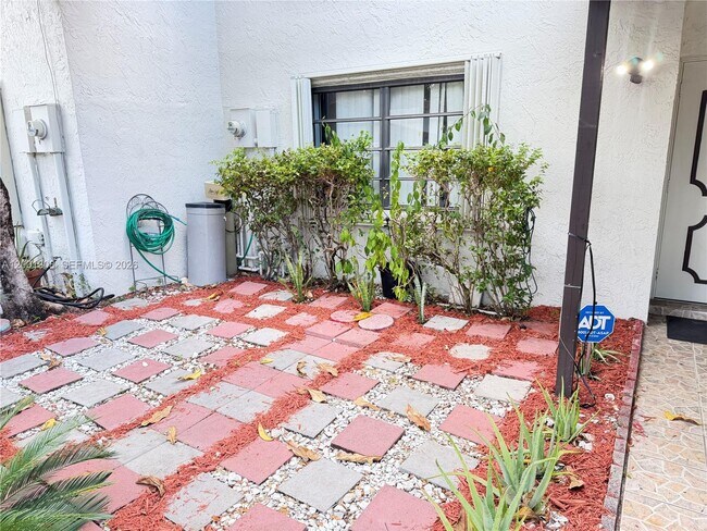 Building Photo - 6817 SW 40th St