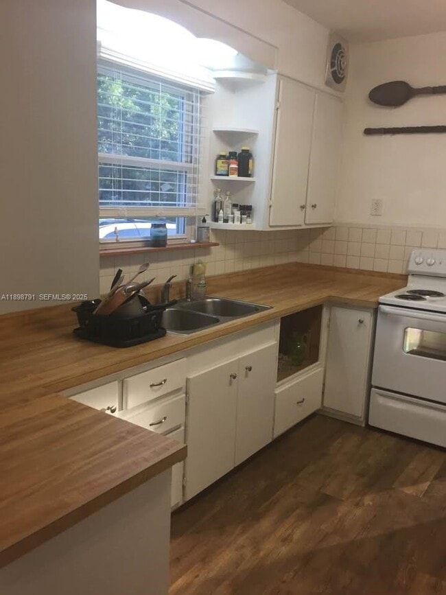 Building Photo - 830 S Beach St