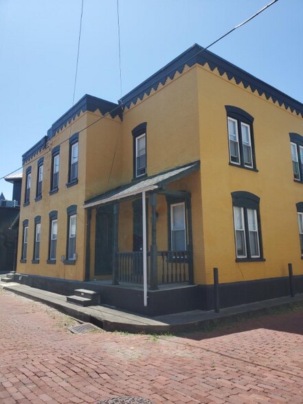 Building Photo - 21 Dubois St