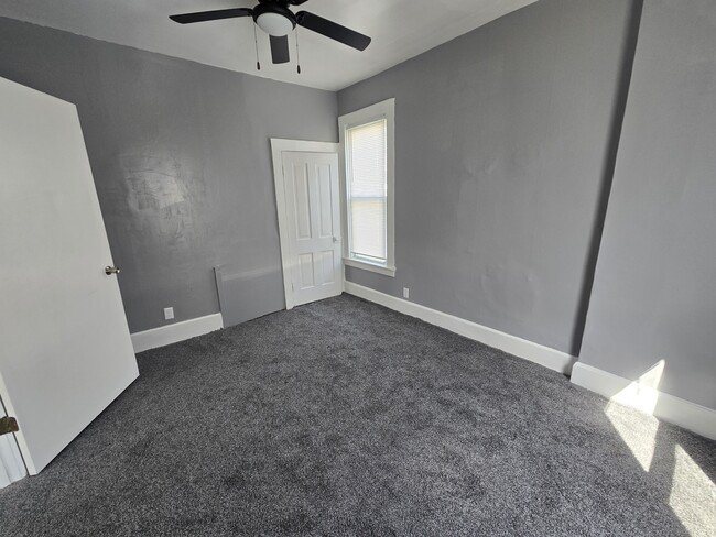 Building Photo - 1122 E 6th Ave